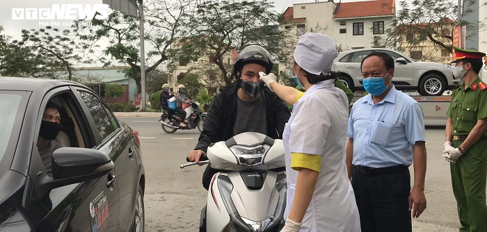 Ảnh: Hải Phòng kiểm tra thân nhiệt tất cả người ra vào thôn xóm - 3