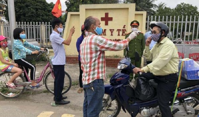 Ảnh: Hải Phòng kiểm tra thân nhiệt tất cả người ra vào thôn xóm - 10
