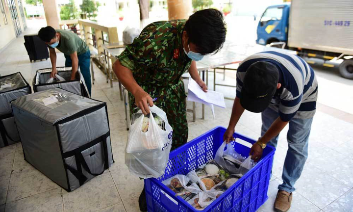 Bộ đội ở khu cách ly dùng Google dịch giao tiếp với Tây bằng 15 thứ tiếng - 3