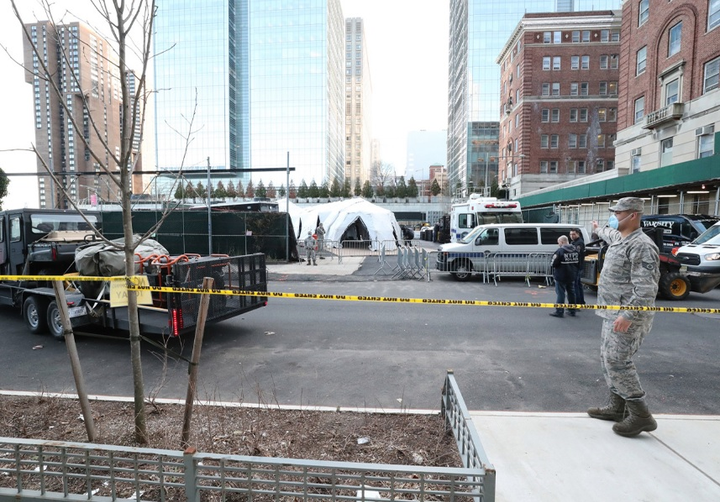 Hơn 1.300 người chết vì Covid-19, Mỹ dựng lều làm nhà xác di động - 8