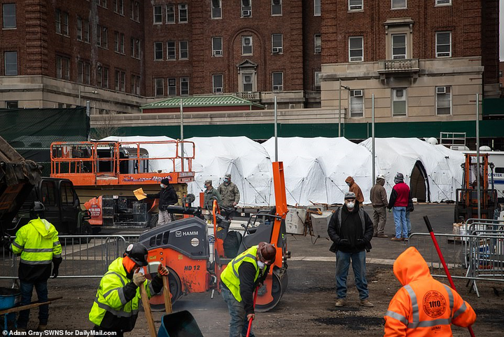 Hơn 1.300 người chết vì Covid-19, Mỹ dựng lều làm nhà xác di động - 6