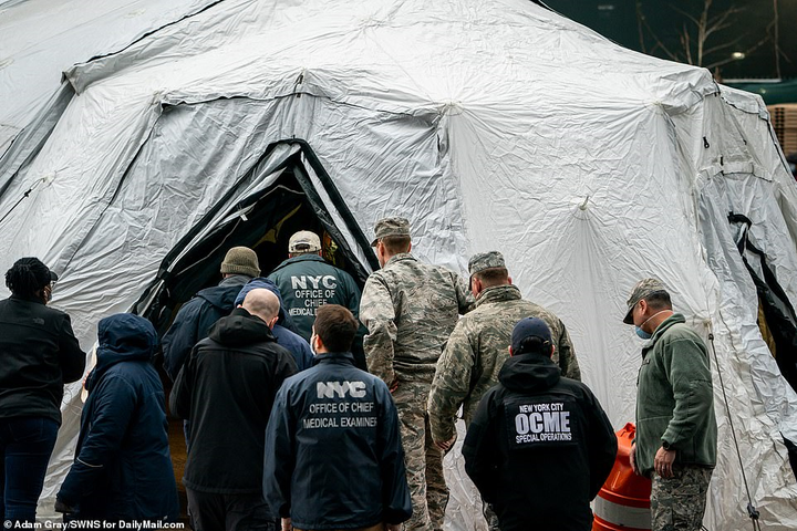 Hơn 1.300 người chết vì Covid-19, Mỹ dựng lều làm nhà xác di động - 2