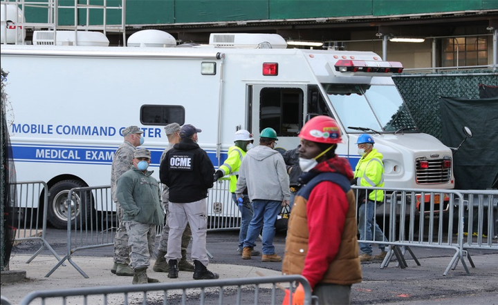 Hơn 1.300 người chết vì Covid-19, Mỹ dựng lều làm nhà xác di động - 10