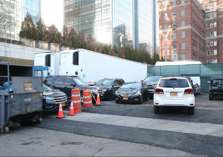 Hơn 1.300 người chết vì Covid-19, Mỹ dựng lều làm nhà xác di động - 9