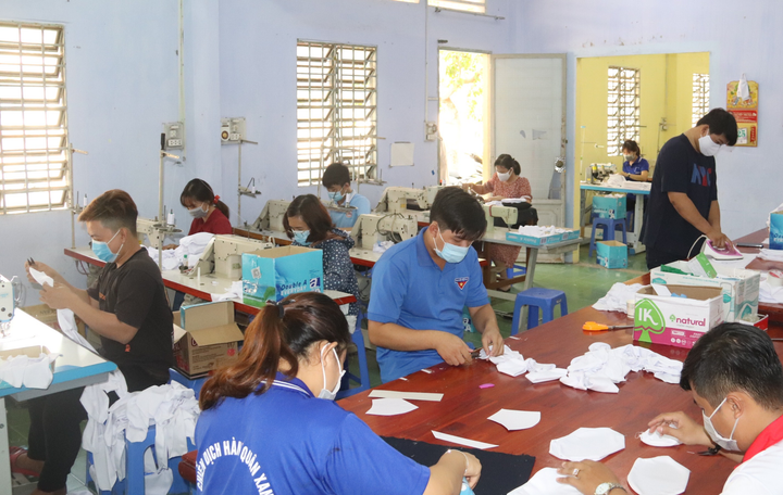 Sinh viên Cần Thơ may 10.000 khẩu trang tặng người khó khăn giữa dịch Covid-19 - 1