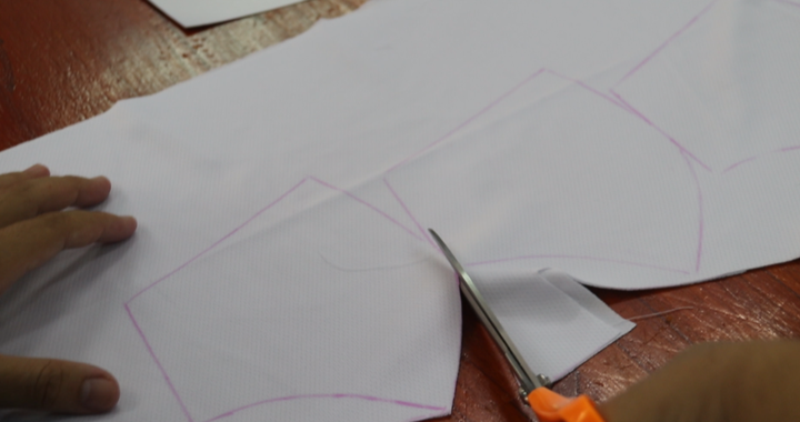 Sinh viên Cần Thơ may 10.000 khẩu trang tặng người khó khăn giữa dịch Covid-19 - 2