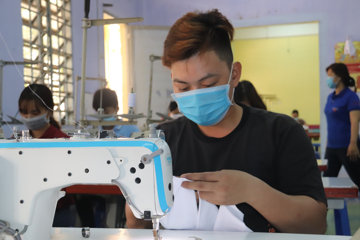 Sinh viên Cần Thơ may 10.000 khẩu trang tặng người khó khăn giữa dịch Covid-19 - 3