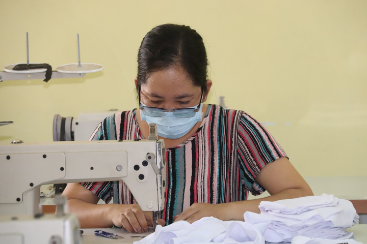 Sinh viên Cần Thơ may 10.000 khẩu trang tặng người khó khăn giữa dịch Covid-19 - 4