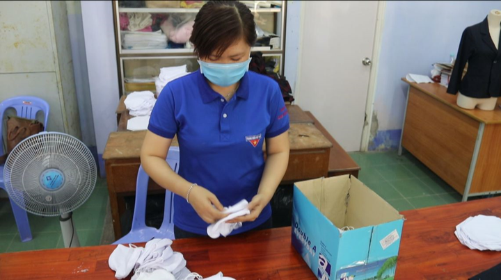 Sinh viên Cần Thơ may 10.000 khẩu trang tặng người khó khăn giữa dịch Covid-19 - 5