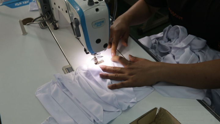 Sinh viên Cần Thơ may 10.000 khẩu trang tặng người khó khăn giữa dịch Covid-19 - 6