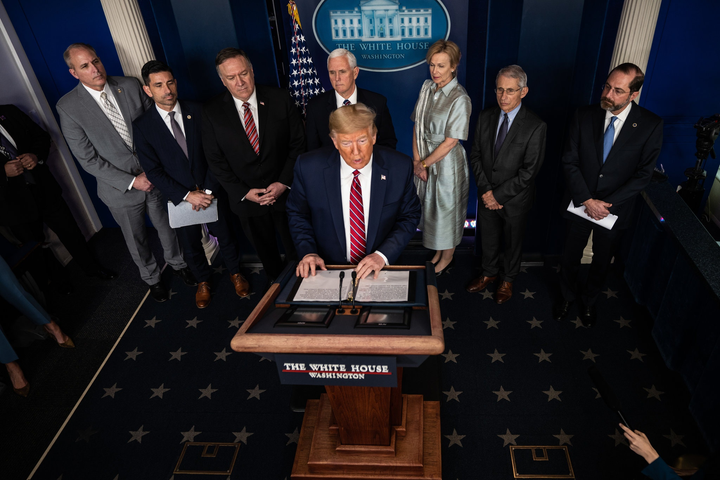 Lãnh đạo thế giới thực hiện 'giãn cách xã hội', trừ Tổng thống Trump - 7