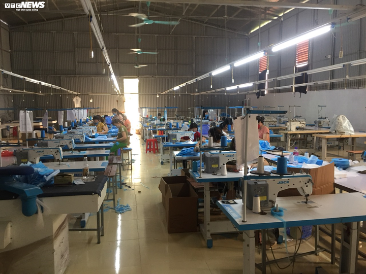 Công an mật phục nhiều ngày, thu giữ hàng nghìn khẩu trang không phép - 1