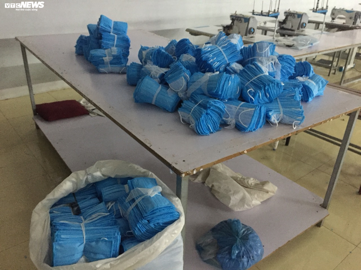 Công an mật phục nhiều ngày, thu giữ hàng nghìn khẩu trang không phép - 2