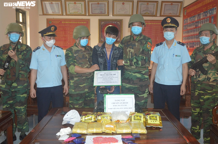 Dùng xe máy vận chuyển 5kg ma túy đá, 30.000 viên hồng phiến từ Lào về Việt Nam - 1