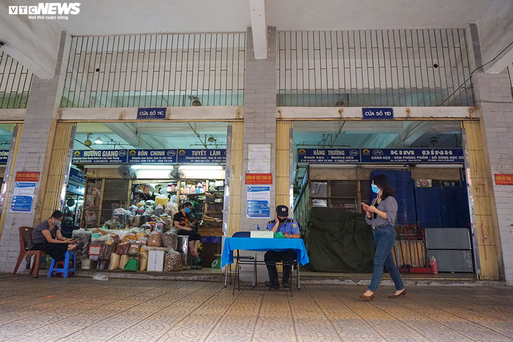 Cận cảnh chợ nổi tiếng nhất Hà Nội ngày đầu ngừng hoạt động - 9