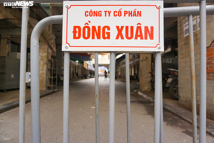 Cận cảnh chợ nổi tiếng nhất Hà Nội ngày đầu ngừng hoạt động - 6