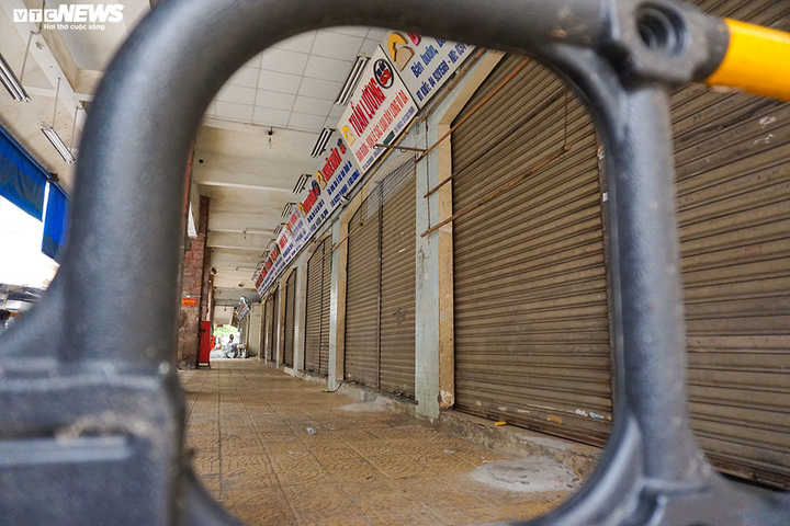 Cận cảnh chợ nổi tiếng nhất Hà Nội ngày đầu ngừng hoạt động - 4