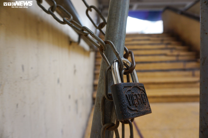 Cận cảnh chợ nổi tiếng nhất Hà Nội ngày đầu ngừng hoạt động - 5