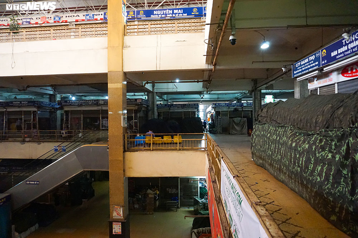 Cận cảnh chợ nổi tiếng nhất Hà Nội ngày đầu ngừng hoạt động - 8