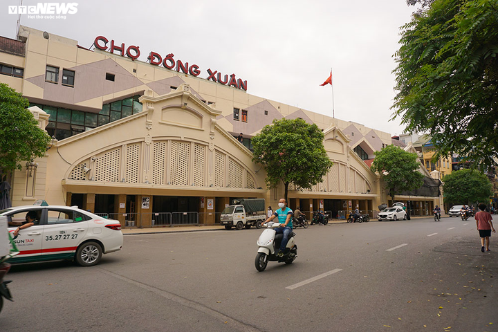 Cận cảnh chợ nổi tiếng nhất Hà Nội ngày đầu ngừng hoạt động - 1