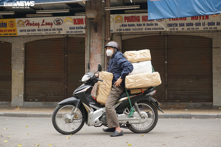 Cận cảnh chợ nổi tiếng nhất Hà Nội ngày đầu ngừng hoạt động - 10