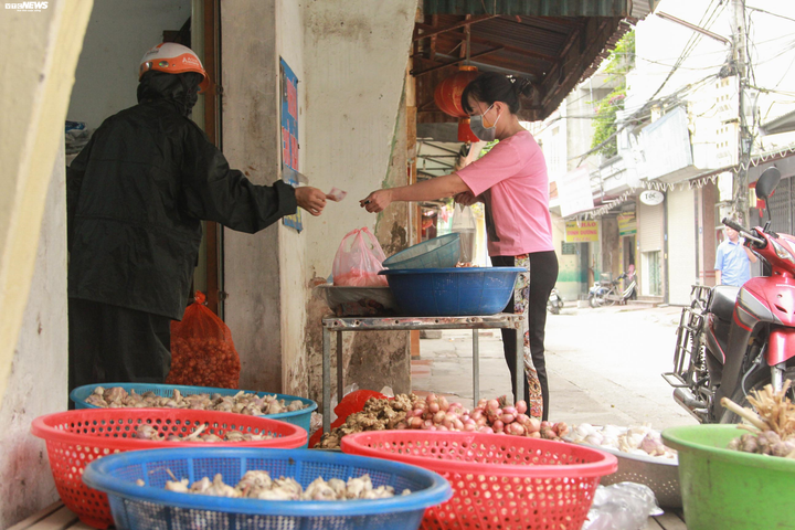 Hàng quán ngoại thành Hà Nội vắng vẻ lạ thường sau lệnh cấm của Chính phủ - 7