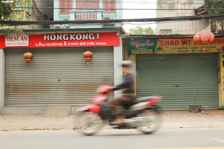 Hàng quán ngoại thành Hà Nội vắng vẻ lạ thường sau lệnh cấm của Chính phủ - 11