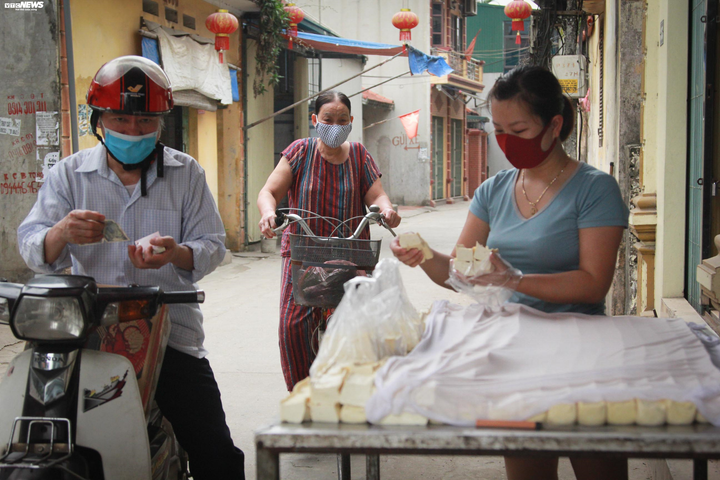 Hàng quán ngoại thành Hà Nội vắng vẻ lạ thường sau lệnh cấm của Chính phủ - 8