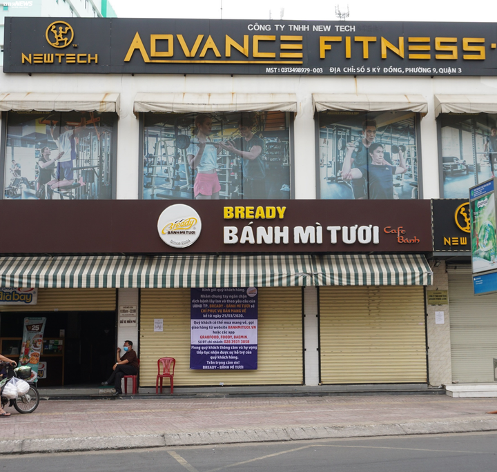 Phớt lờ lệnh cấm, quán cà phê ở TP.HCM vẫn mở cửa phục vụ khách tại chỗ - 7