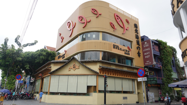 Phớt lờ lệnh cấm, quán cà phê ở TP.HCM vẫn mở cửa phục vụ khách tại chỗ - 1