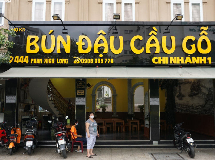 Phớt lờ lệnh cấm, quán cà phê ở TP.HCM vẫn mở cửa phục vụ khách tại chỗ - 10