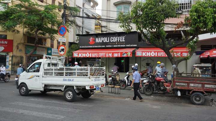 Phớt lờ lệnh cấm, quán cà phê ở TP.HCM vẫn mở cửa phục vụ khách tại chỗ - 4