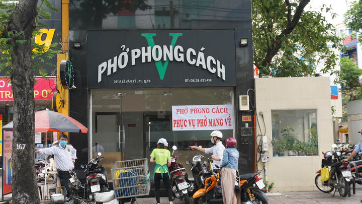 Phớt lờ lệnh cấm, quán cà phê ở TP.HCM vẫn mở cửa phục vụ khách tại chỗ - 8