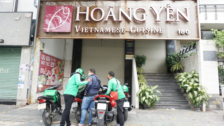 Phớt lờ lệnh cấm, quán cà phê ở TP.HCM vẫn mở cửa phục vụ khách tại chỗ - 9