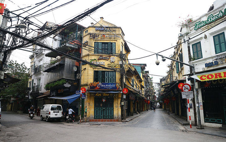 Hà Nội vắng lặng như Tết ngày đầu thực hiện cao điểm chống dịch Covid-19 - 2