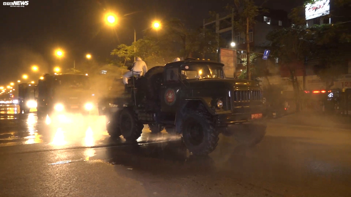 Ảnh: Gần 70 chiến sĩ phun khử trùng tiêu độc toàn bộ Bệnh viện Bạch Mai - 1