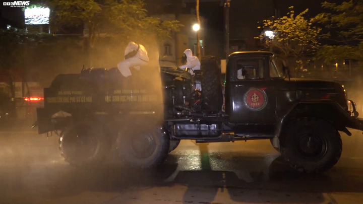 Ảnh: Gần 70 chiến sĩ phun khử trùng tiêu độc toàn bộ Bệnh viện Bạch Mai - 5