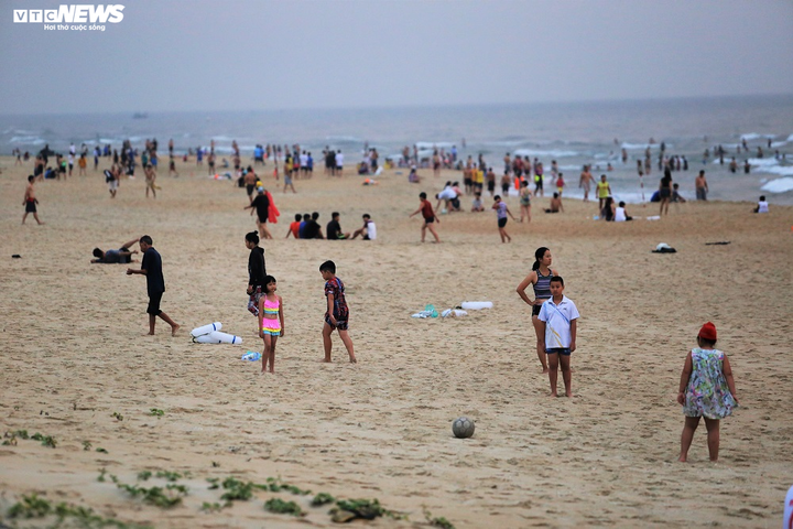 Bất chấp dịch Covid-19, hàng nghìn người Quảng Nam vẫn đổ xô tắm biển - 3