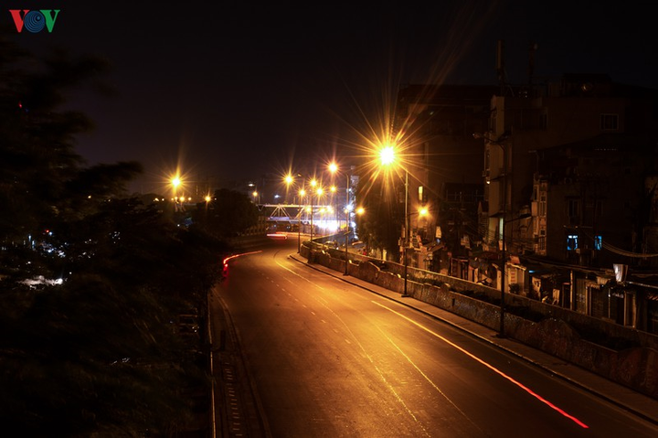 Hà Nội bước vào cao điểm chống Covid-19, nhiều người vẫn thích ra đường chơi - 12