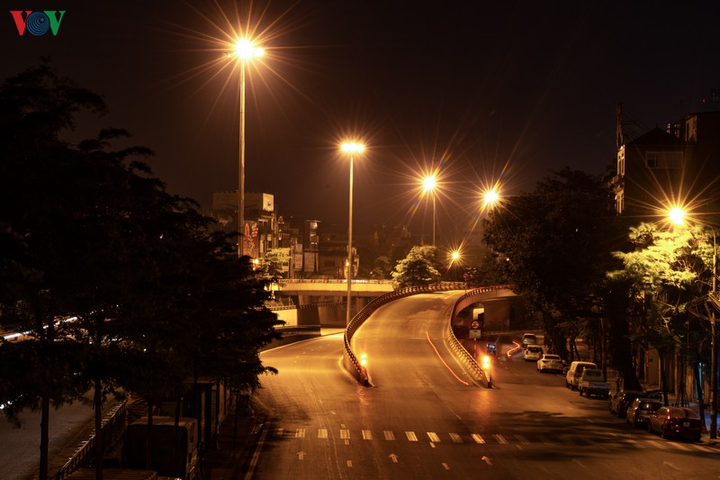 Hà Nội bước vào cao điểm chống Covid-19, nhiều người vẫn thích ra đường chơi - 11