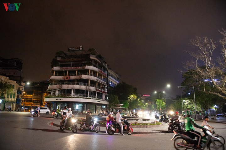 Hà Nội bước vào cao điểm chống Covid-19, nhiều người vẫn thích ra đường chơi - 3