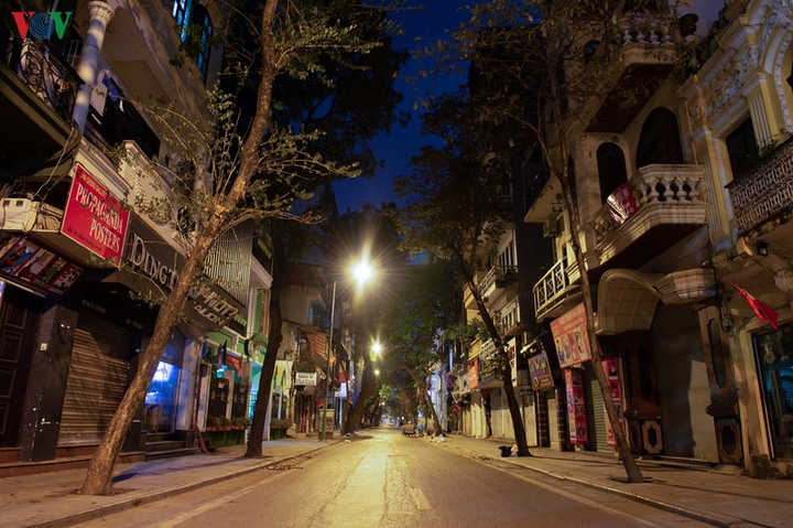 Hà Nội bước vào cao điểm chống Covid-19, nhiều người vẫn thích ra đường chơi - 10