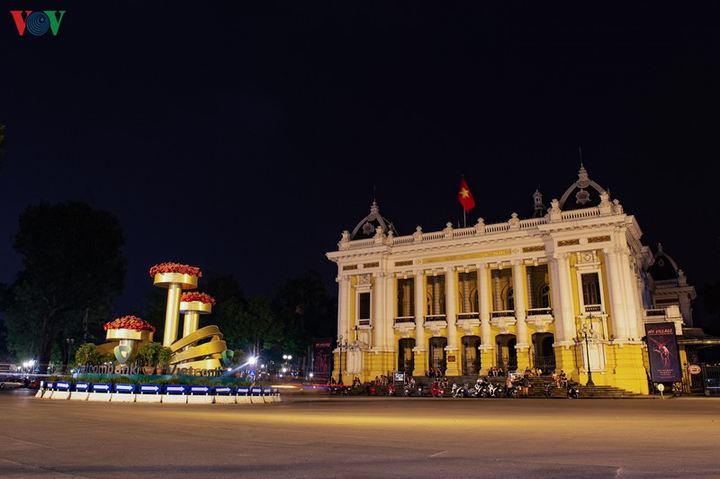 Hà Nội bước vào cao điểm chống Covid-19, nhiều người vẫn thích ra đường chơi - 4