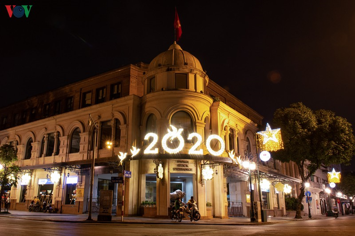 Hà Nội bước vào cao điểm chống Covid-19, nhiều người vẫn thích ra đường chơi - 7