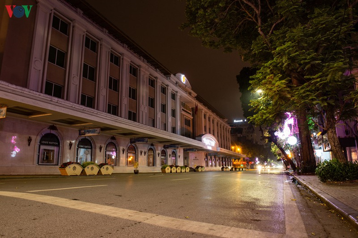 Hà Nội bước vào cao điểm chống Covid-19, nhiều người vẫn thích ra đường chơi - 9