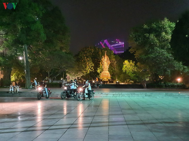 Hà Nội bước vào cao điểm chống Covid-19, nhiều người vẫn thích ra đường chơi - 6