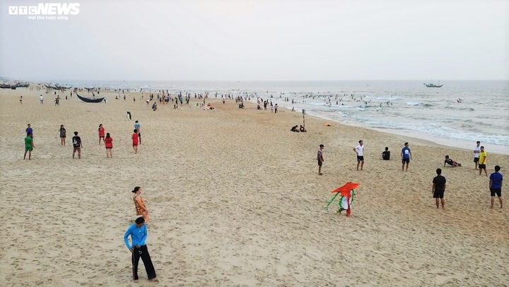 Bất chấp dịch Covid-19, hàng nghìn người Quảng Nam vẫn đổ xô tắm biển - 5