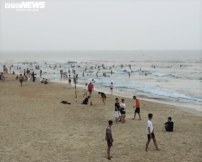 Bất chấp dịch Covid-19, hàng nghìn người Quảng Nam vẫn đổ xô tắm biển - 2