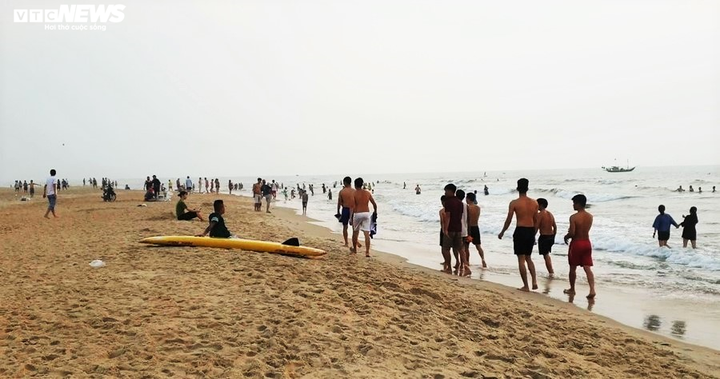 Bất chấp dịch Covid-19, hàng nghìn người Quảng Nam vẫn đổ xô tắm biển - 4