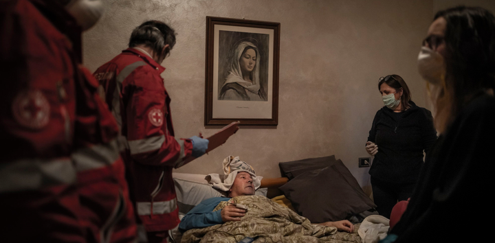 Không cầm nổi nước mắt khóc thương bi kịch Covid-19 khắp Italy - 2